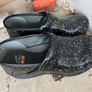 Dansko XP 2.0 Women's Shoes 39 Rainbow Flecks Patent Leather Black Clogs